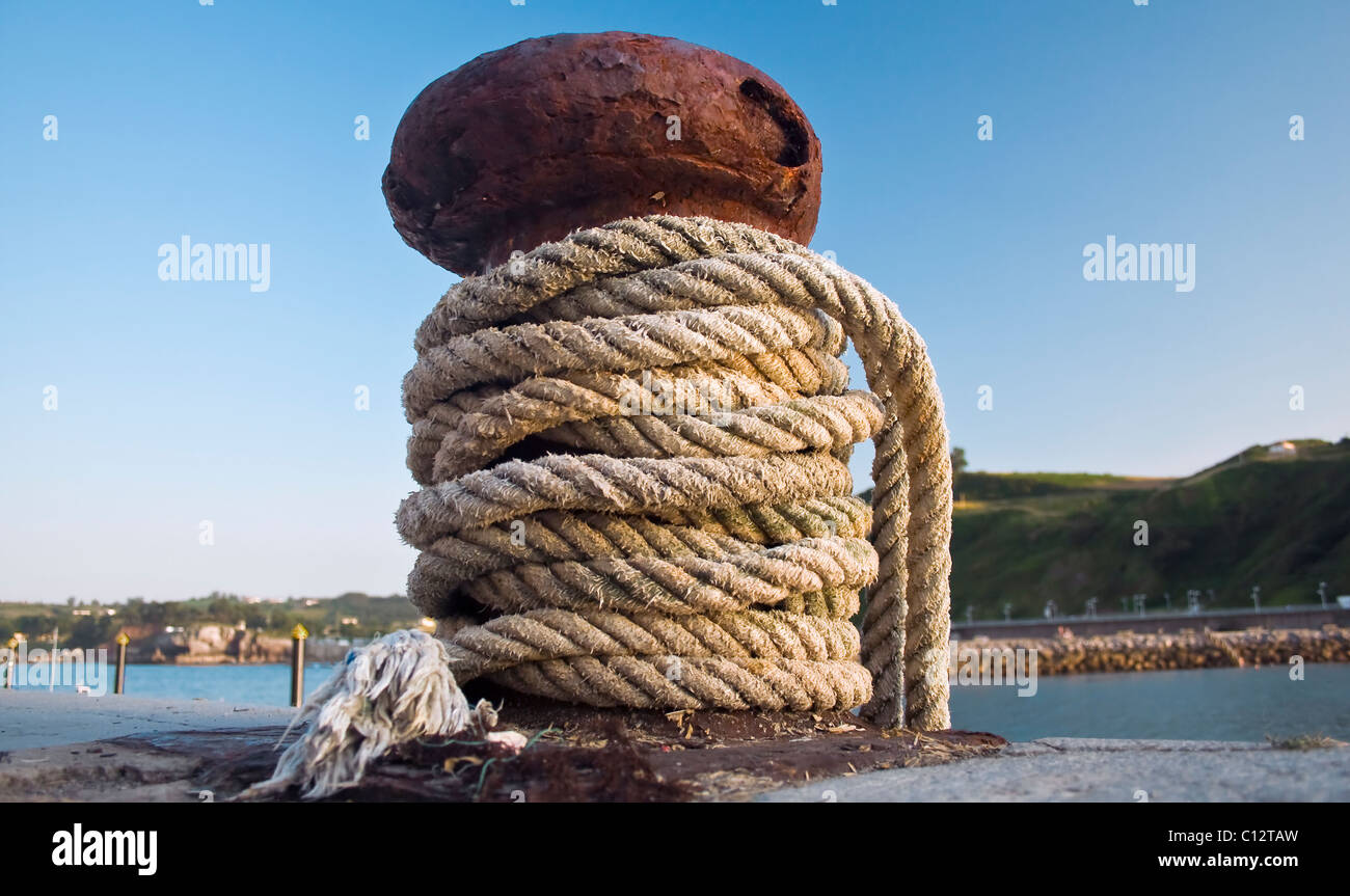 Rope tied to harbour jetty Stock Photo - Alamy