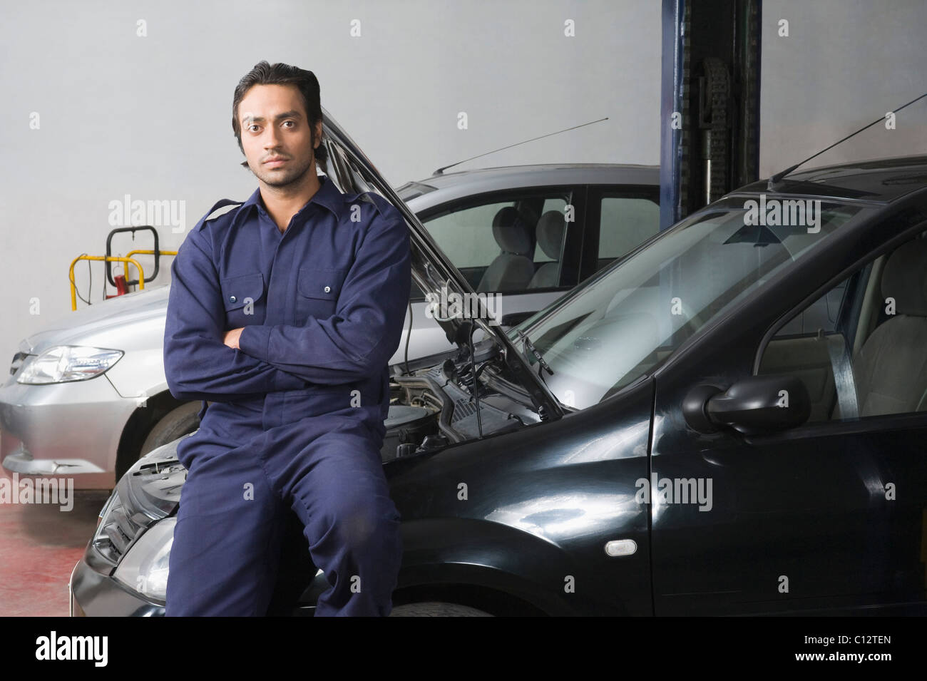 Indian car mechanic hi-res stock photography and images - Alamy