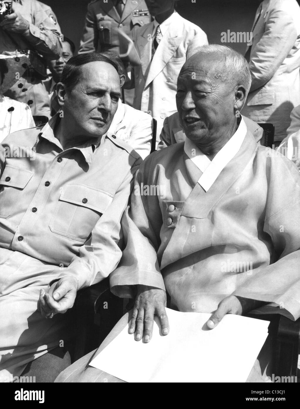 From left, General Douglas MacArthur, Korean President Syngman Rhee, at Seoul ceremony declaring Korea a Republic, August 15, 1948 Stock Photo