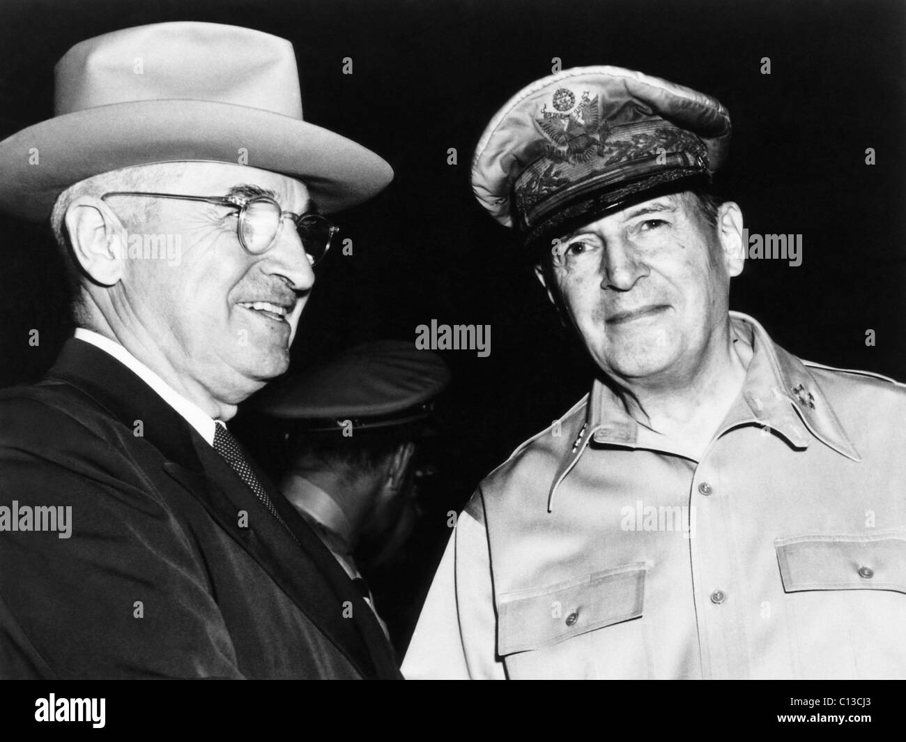 From left, President Harry Truman, General Douglas MacArthur, ca. 1950 Stock Photo