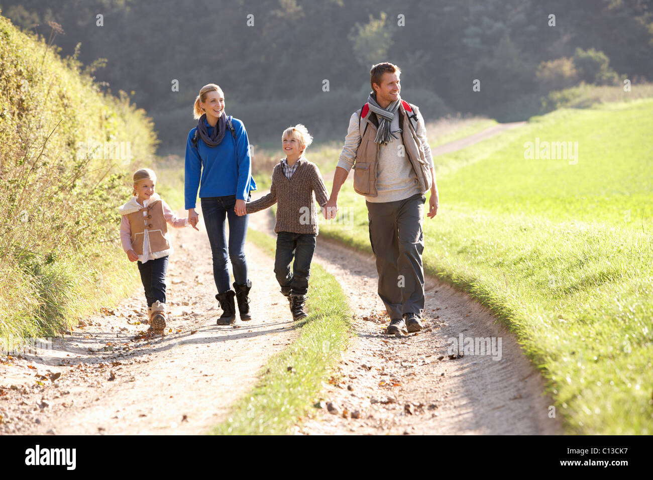 еж гулять ночью вдоль дорожек. всей семьей идут гулять ночью вдоль дорожек еж отец ежиха. раскраска со стишками для детей. мама с ребенком на прогулке. всей семьей идут гулять ночью вдоль дорожек.