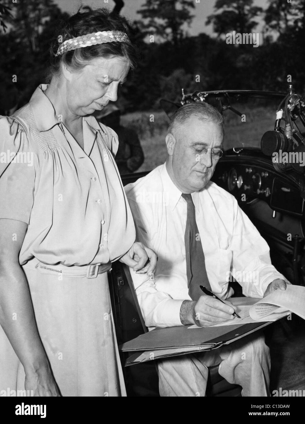 Fdr Presidency First Lady Eleanor Roosevelt Watching Us President Franklin Delano Roosevelt Signing A Deed Donating Land In Hyde Park Ny For Roosevelt S Presidential Library Late 1930s Stock Photo Alamy