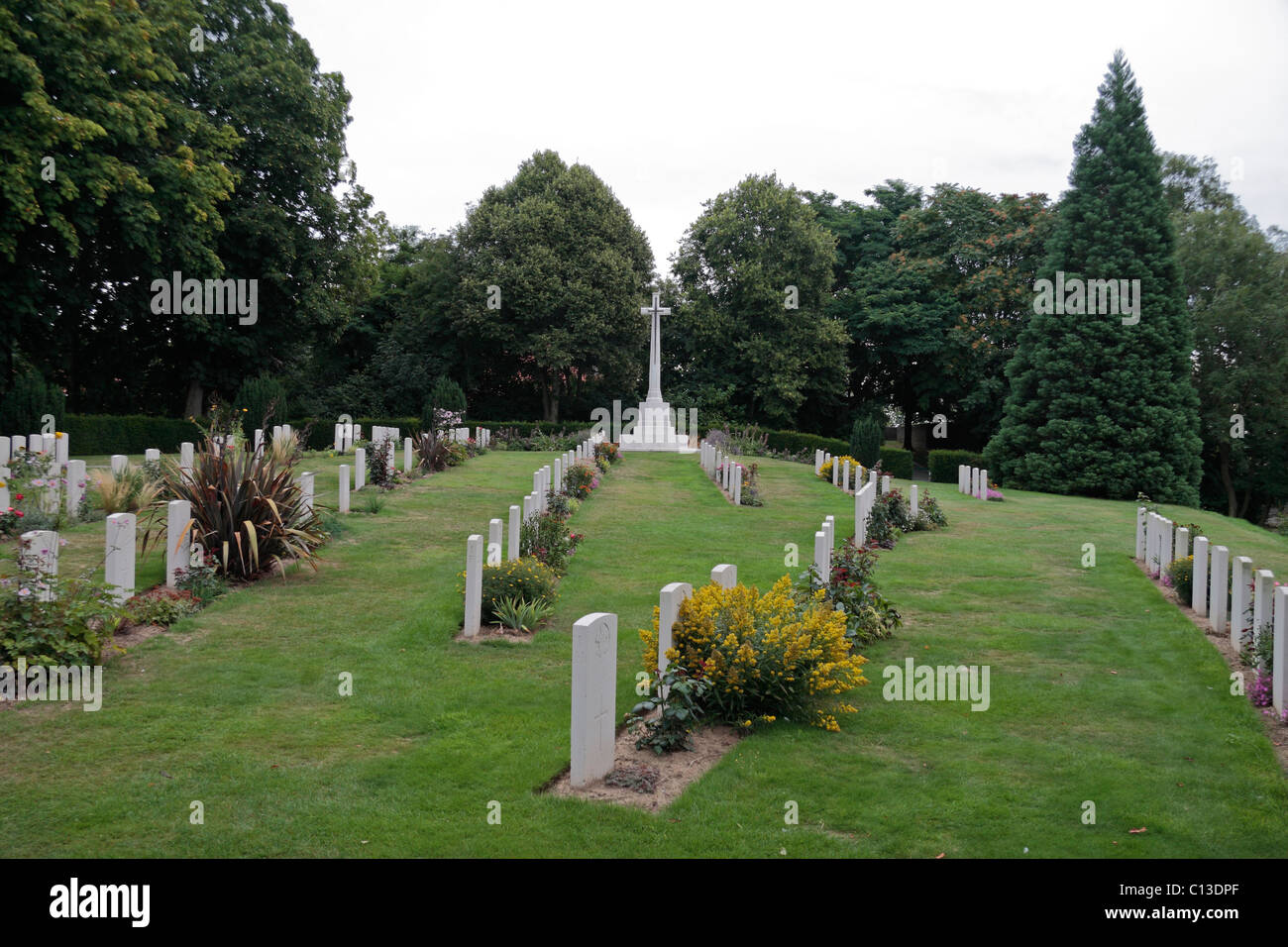 The CWGC Ramparts Cemetery on the rampart wall surrounding the Belgian town of Ieper (Ypres), Belgium. Stock Photo