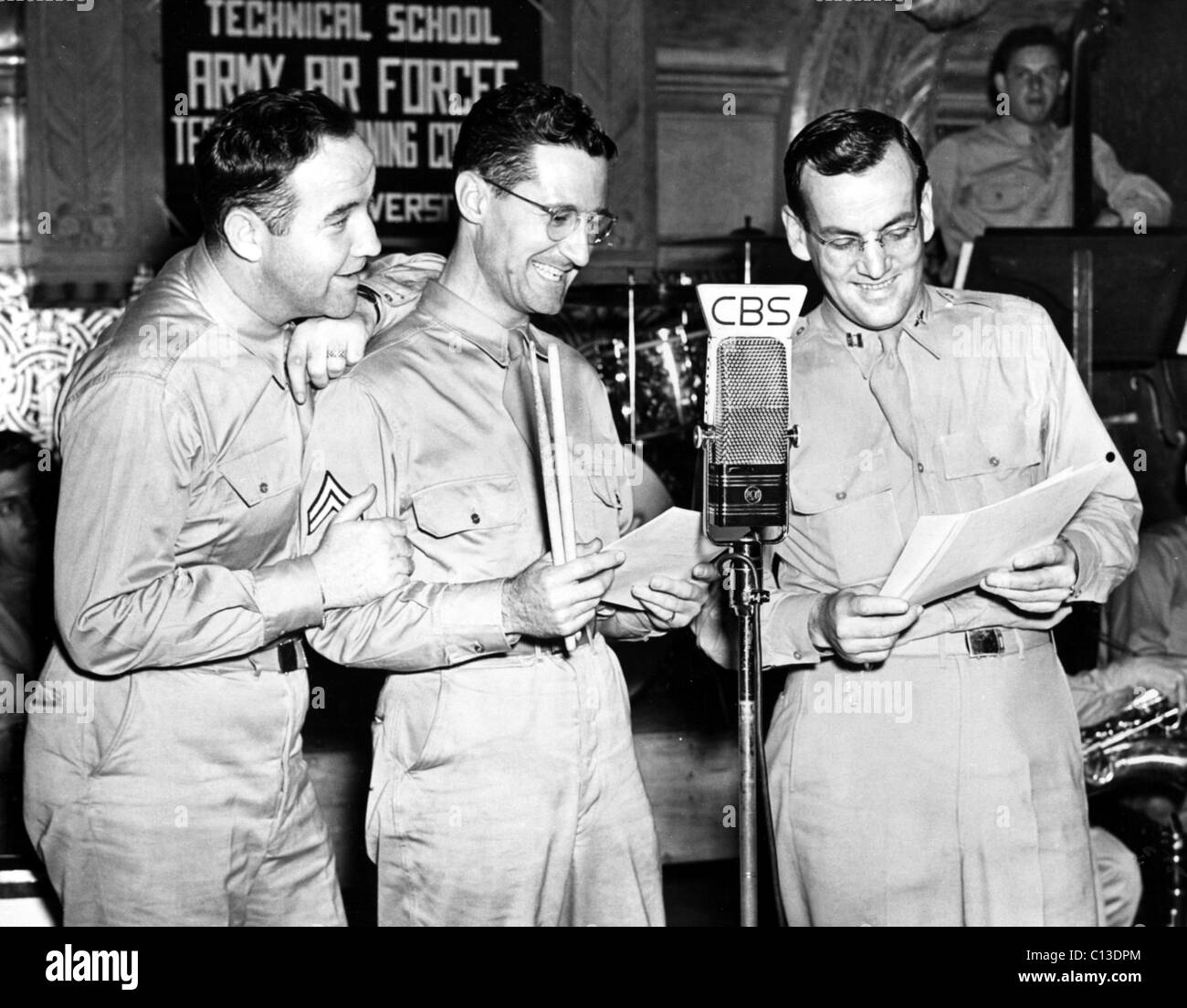 Corporal BRODERICK CRAWFORD, Corporal RAY McKINLEY and Captain GLENN MILLER jam for a serviceman's C.B.S. wartime special, 1943 Stock Photo