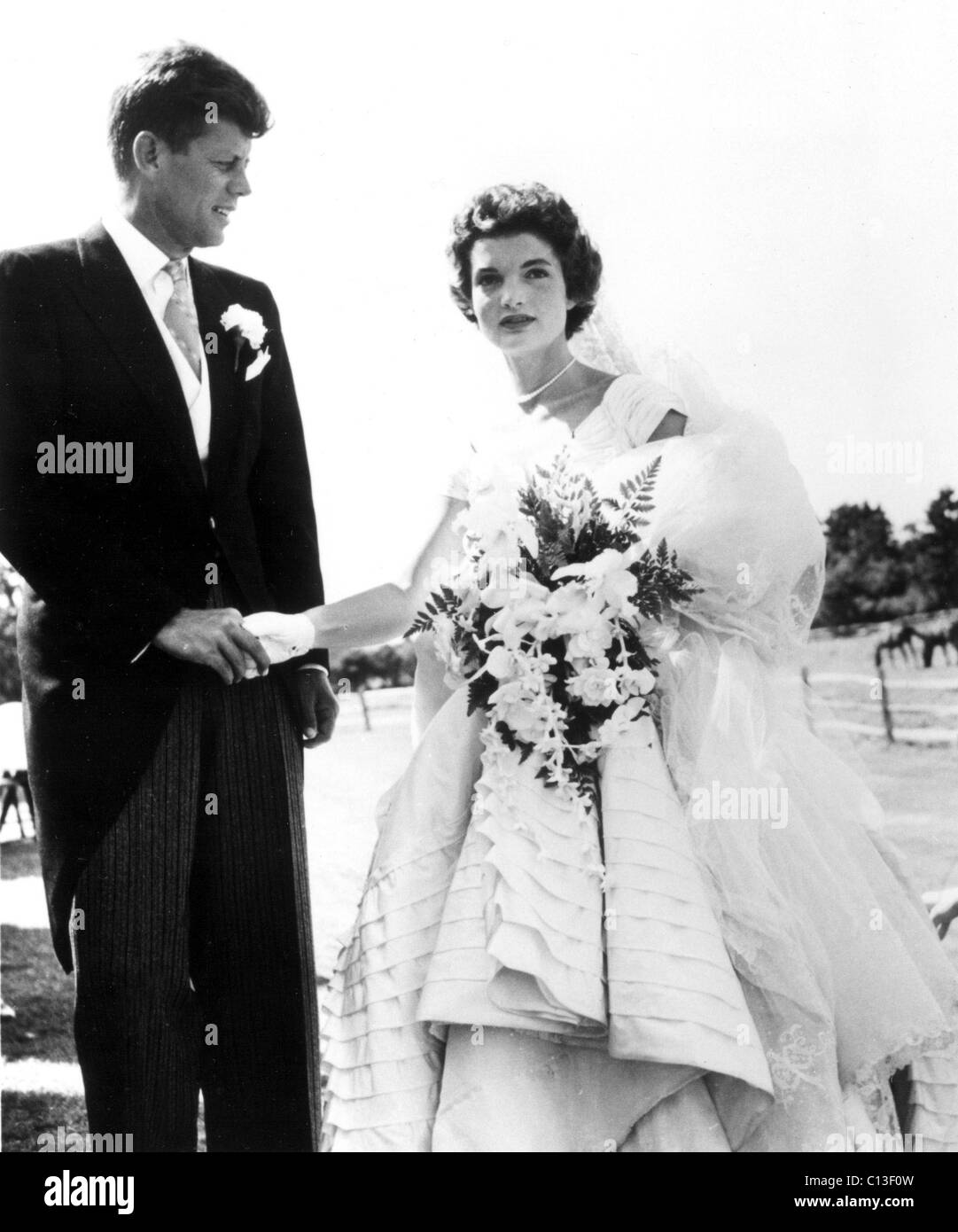 JOHN F. KENNEDY and JACQUELINE BOUVIER KENNEDY on their wedding day, Newport, R.I., 1953 Stock Photo