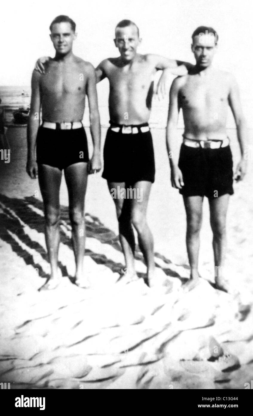 NOEL COWARD (center), c. early 1930s Stock Photo