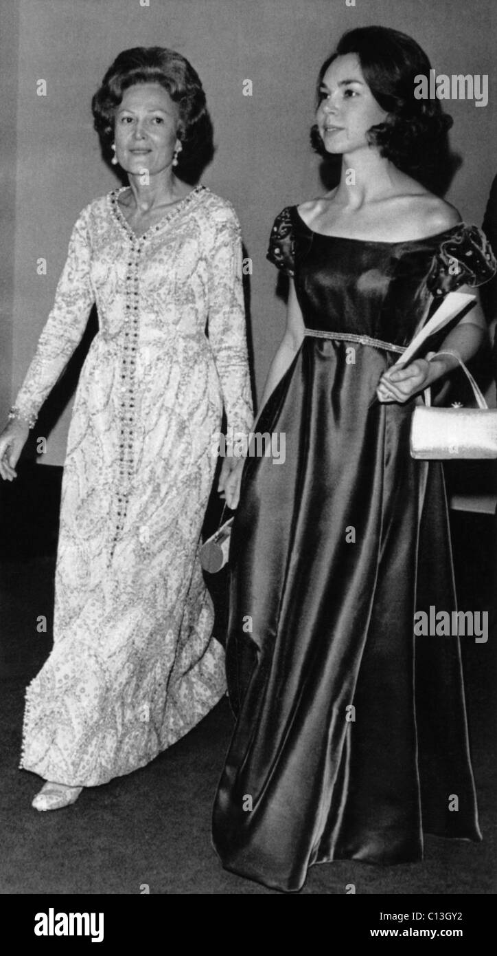 1973 US Presidency, Nixon Family. First Lady Patricia Nixon and daughter Julie Nixon Eisenhower leaving the John F. Kennedy Center for the Performing Arts, January, 1973. Stock Photo