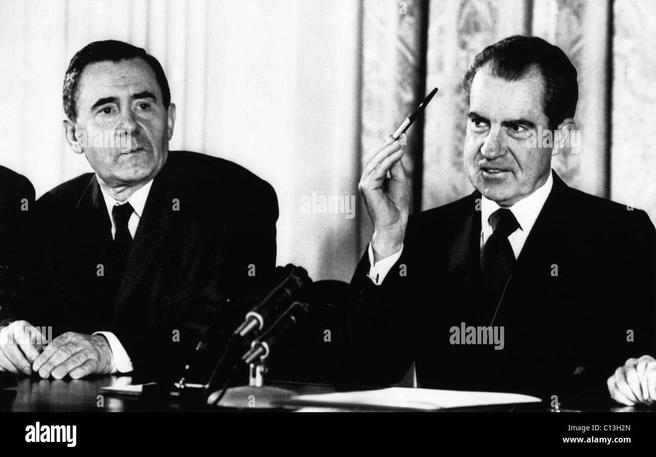 1972 US Presidency, Cold War. US President Richard Nixon flourishes a souvenir pen from the SALT 1 Treaty. At right: Soviet Foreign Minister Andrei Gromyko. Washington, D.C., 1972 Stock Photo