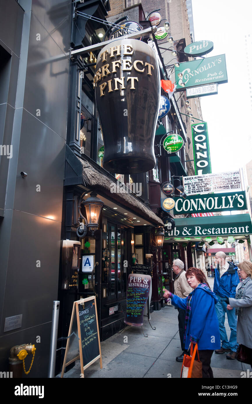 The Perfect Pint Irish bar in Midtown in New York Stock Photo Alamy