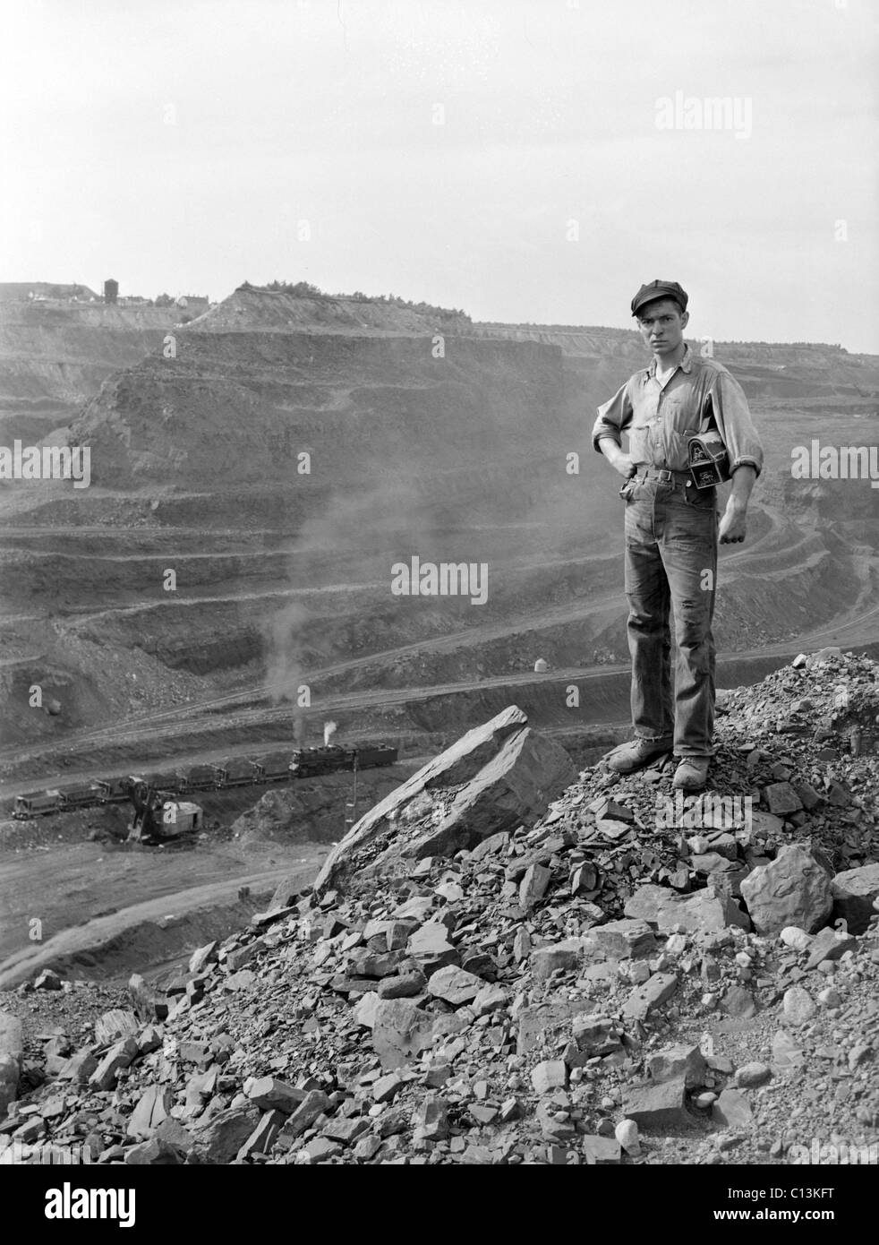 Miner John Palumbo, Jr. (1921-2008), poses on the edge of the Hull-Rust-Mahoning iron pit mine in Minnesota's Mesabi Iron Range Stock Photo