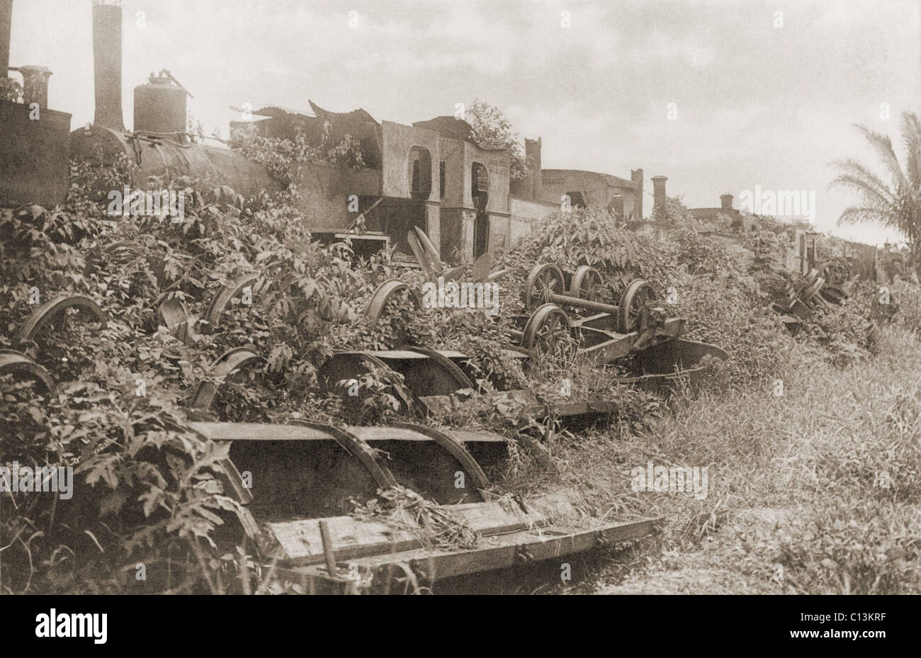 Old French machinery, used in Panama Canal construction, abandoned in Panama  jungle. The French began construction of a canal through Panama in 1881,  but stopped work in 1889 Stock Photo - Alamy