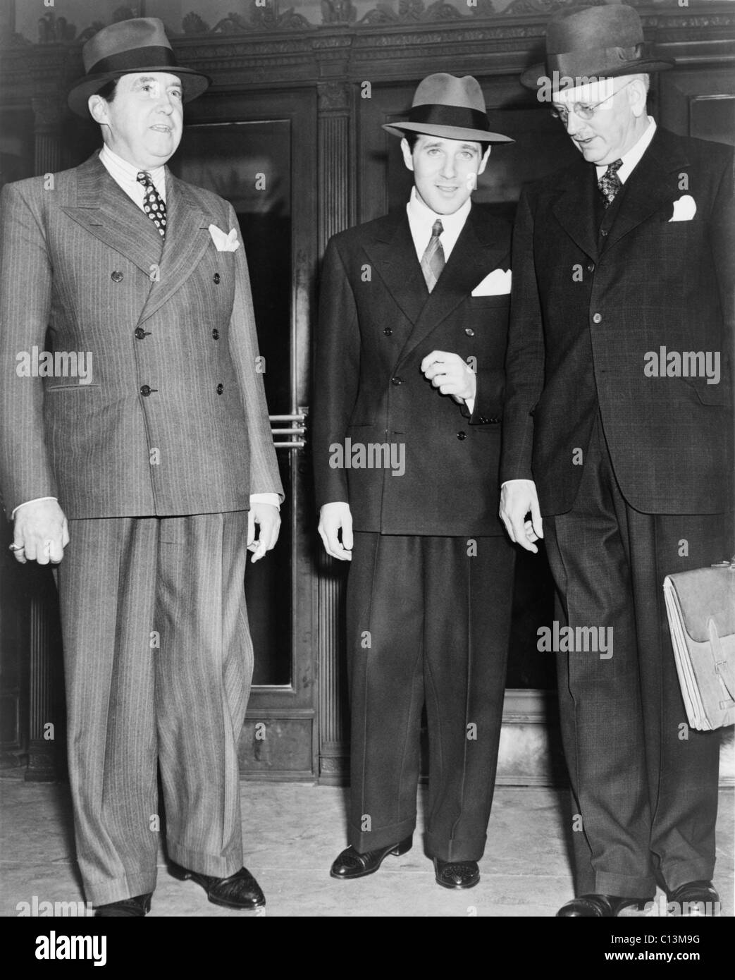 Bugsy Siegel center with his lawyers Jerry Giesler left and Byron Hanna right leaving county jail in Los Angeles California after the case against him was dismissed. Siegel had been charged with the 1939 Hollywood street murder of Harry Greenberg Stock Photo