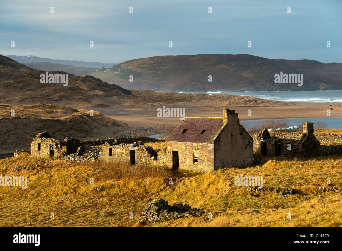 Ruined farm buildings above Torrisdale Bay, at Bettyhill, Strathnaver, on the north coast of Scotland, Sutherland, UK Stock Photo