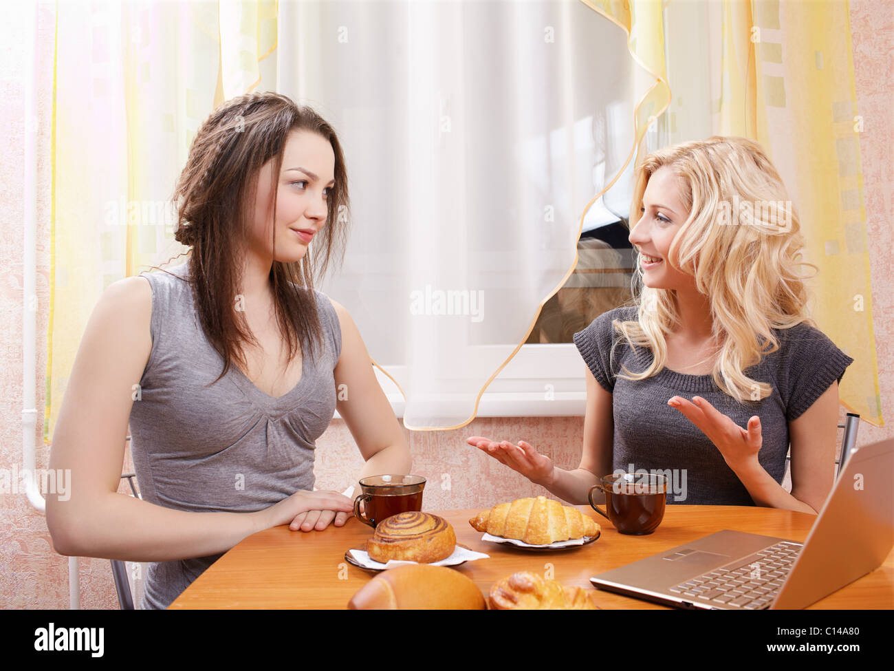 Возбуждает подруга жены. Две девушки за столом. Подруги за столом. Чаепитие с подругами. Две женщины сидят за столом.