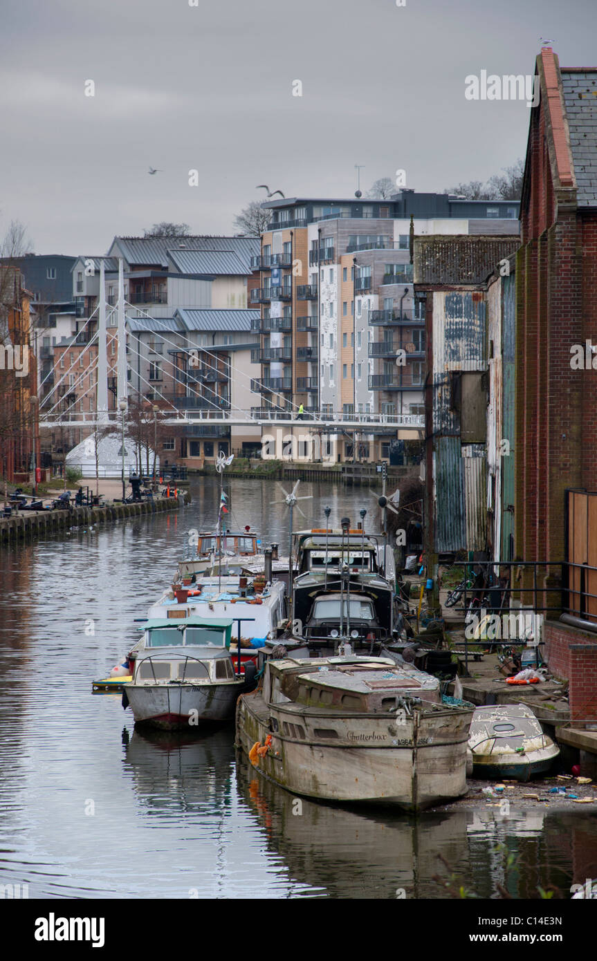 Boats tied up on river hi-res stock photography and images - Alamy