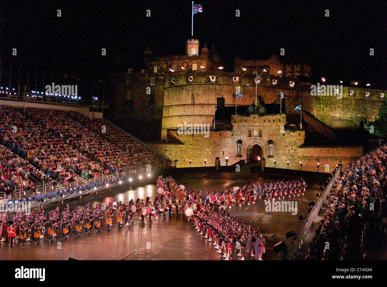 Military Tattoo Edinburgh Castle: Hãy tận hưởng cảm giác bùng nổ khi xem Military Tattoo của Edinburgh Castle! Những màn biểu diễn máu lửa cùng nhịp điệu của trống và chỉ huy sẽ đưa bạn đến với không gian của quân đội. Đón xem hình ảnh liên quan để trải nghiệm ngay!