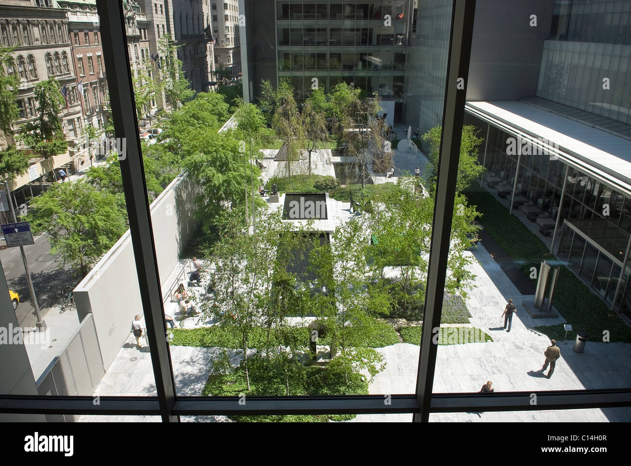 Courtyard garden at the Museum of Modern Art, Manhattan, New York City, USA Stock Photo