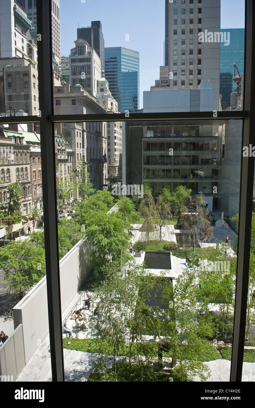 Courtyard garden at the Museum of Modern Art, Manhattan, New York City, USA Stock Photo