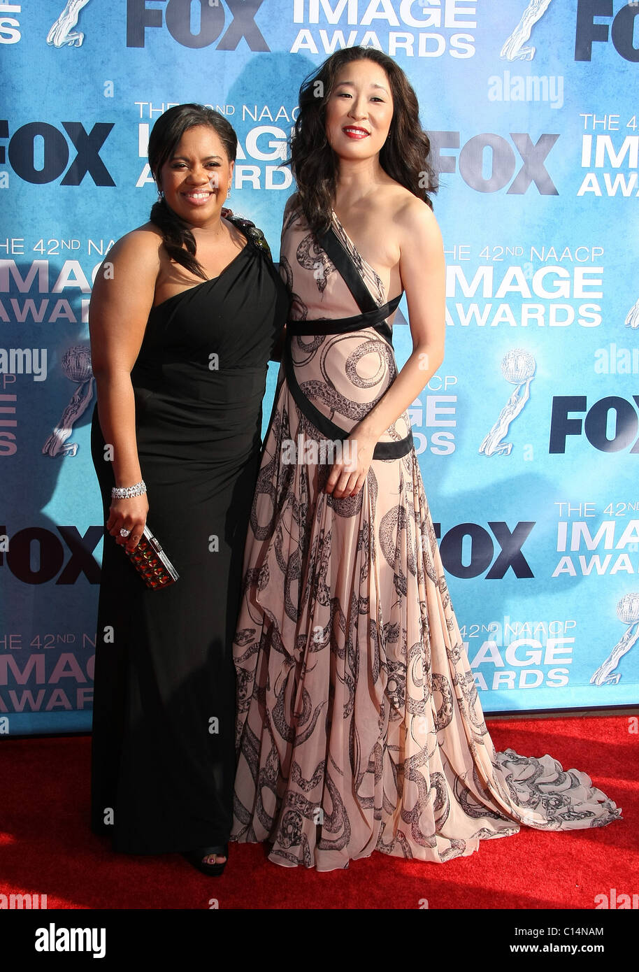 CHANDRA WILSON & SANDRA OH 42ND NAACP IMAGE AWARDS ARRIVALS DOWNTOWN LOS ANGELES CALIFORNIA USA 04 March 2011 Stock Photo