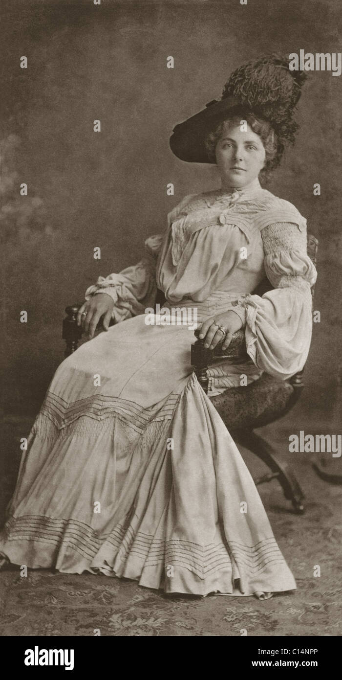 Original Edwardian studio portrait of beautiful, glamorous Edwardian lady, in feminine flowing clothes, voluminous sleeves, Edwardians, circa 1906,  U.K. Stock Photo