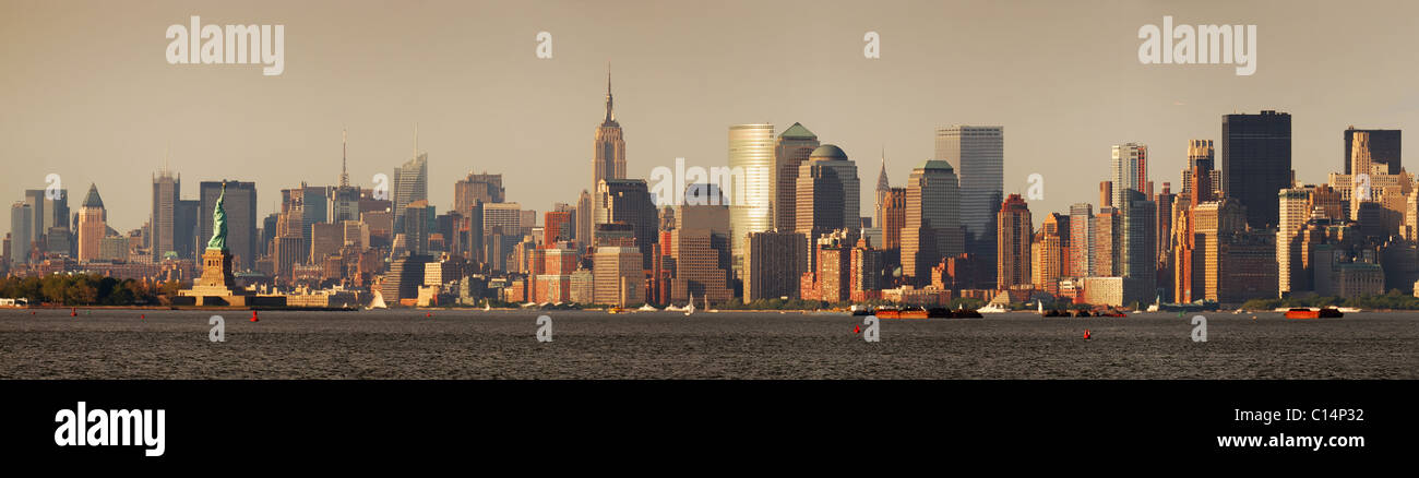 New york skyline sunrise statue hi-res stock photography and images - Alamy