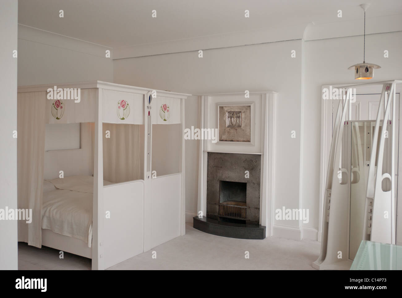 BEDROOM RENNIE MACKINTOSH HOUSE GLASGOW UNIVERSITY GLASGOW SCOTLAND