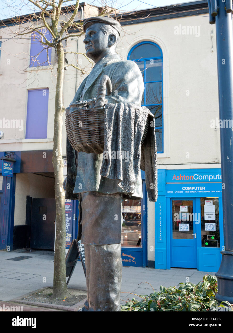Statue of the pieman (Uncle John, John Harrison) Ashtonunderlyne town