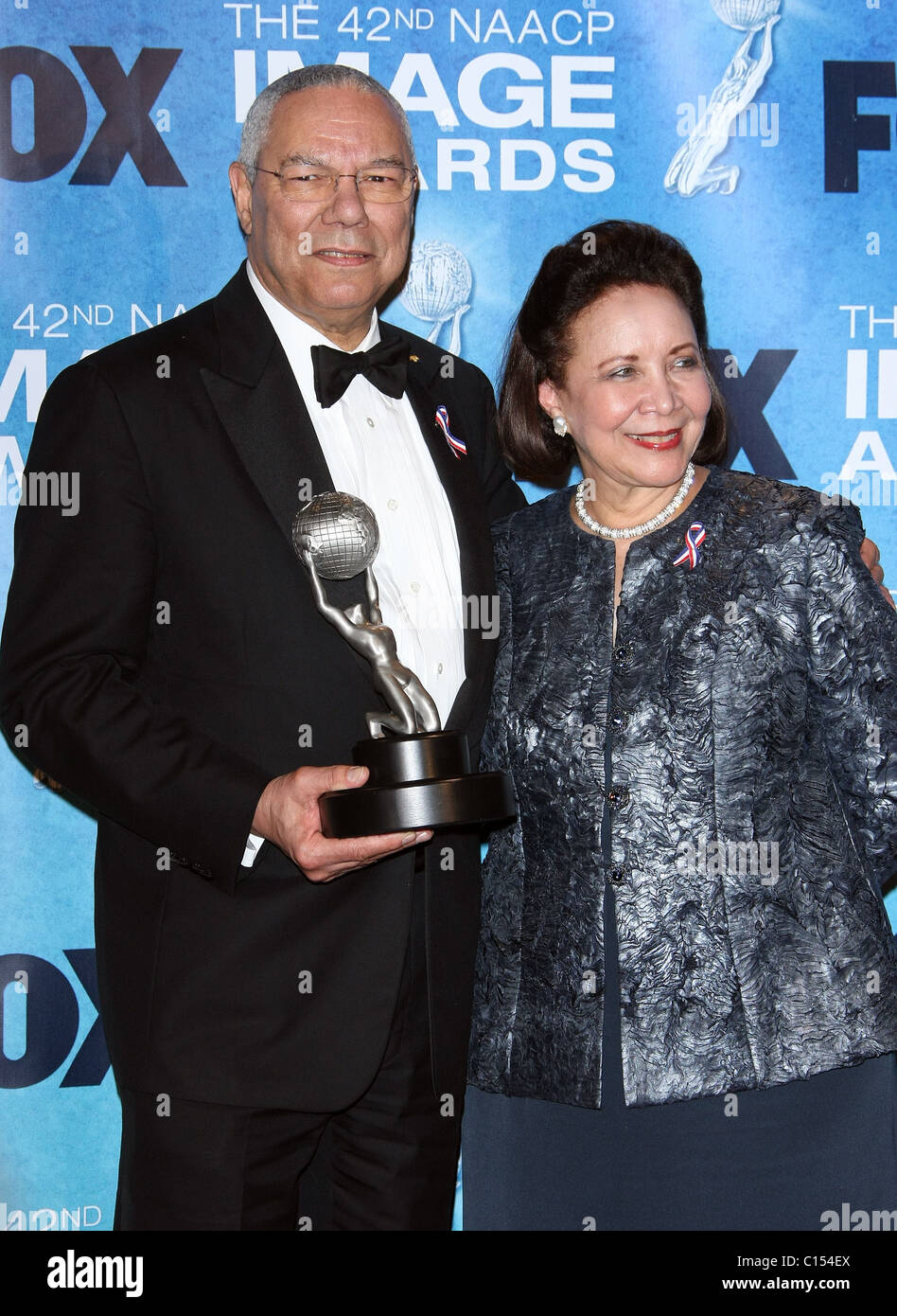 GENERAL COLIN POWELL ALMA POWELL 42ND NAACP IMAGE AWARDS PRESSROOM. DOWNTOWN LOS ANGELES CALIFORNIA USA 04 March 2011 Stock Photo