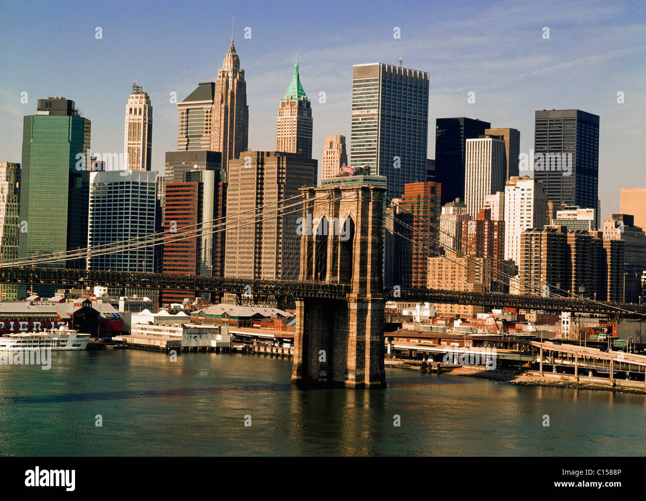 Brooklyn Bridge with Manhattan skyline Stock Photo - Alamy