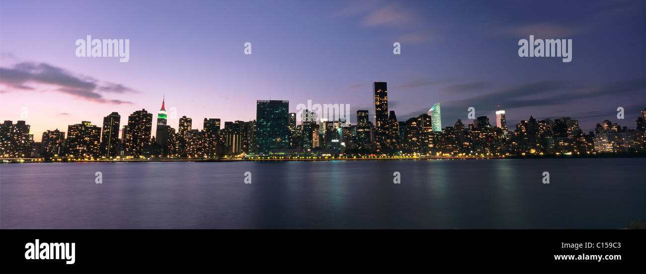 Manhattan Island viewed from Long Island City at dusk Stock Photo