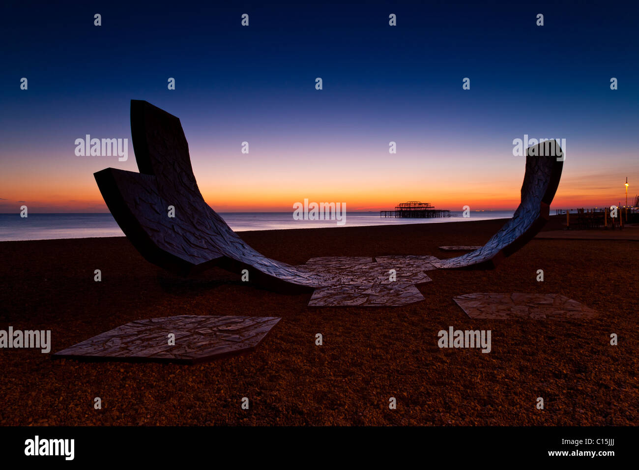 West Pier Brighton and Passacaglia Cast Iron Abstract Sculpture, Brighton, East Sussex, England, UK Stock Photo