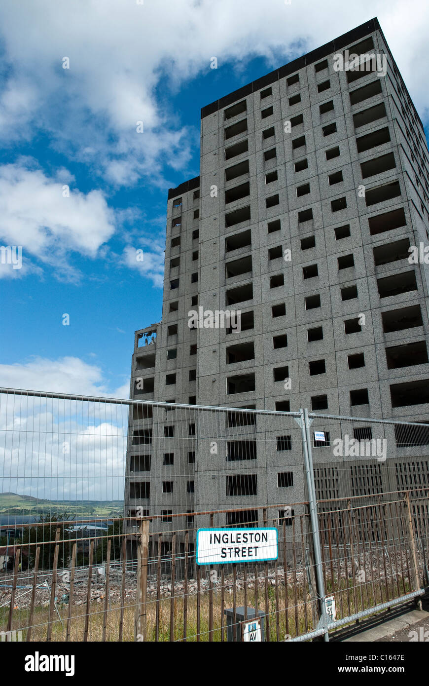 Derelict housing blocks hi-res stock photography and images - Alamy