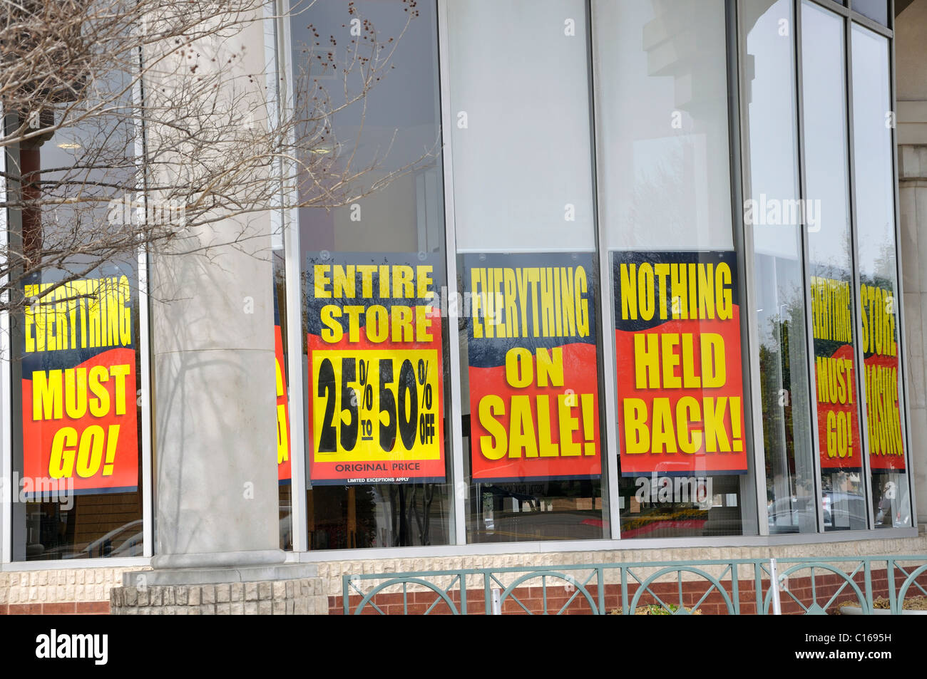 Us store closing sign hires stock photography and images Alamy