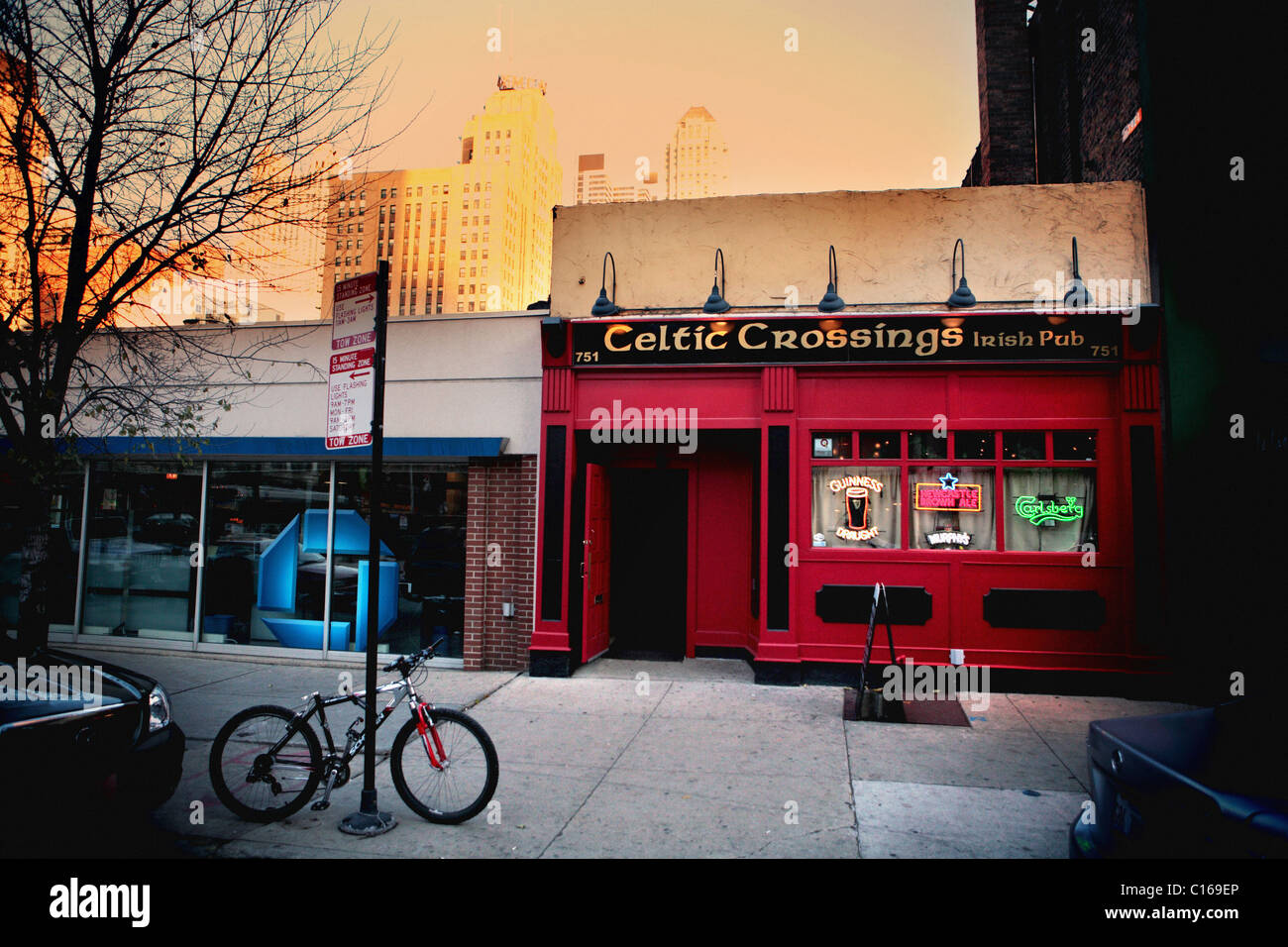CELTIC CROSSINGS IRISH BAR CHICAGO ILLINOIS IL DOWNTOWN Stock Photo Alamy