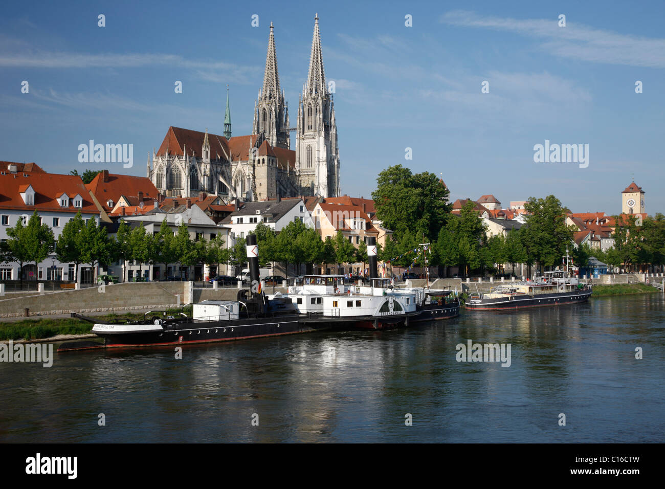 Cathedral and museum ship, Regensburg, UNESCO World Heritage Site, Danube River, Upper Palatinate, Bavaria, Germany, Europe Stock Photo