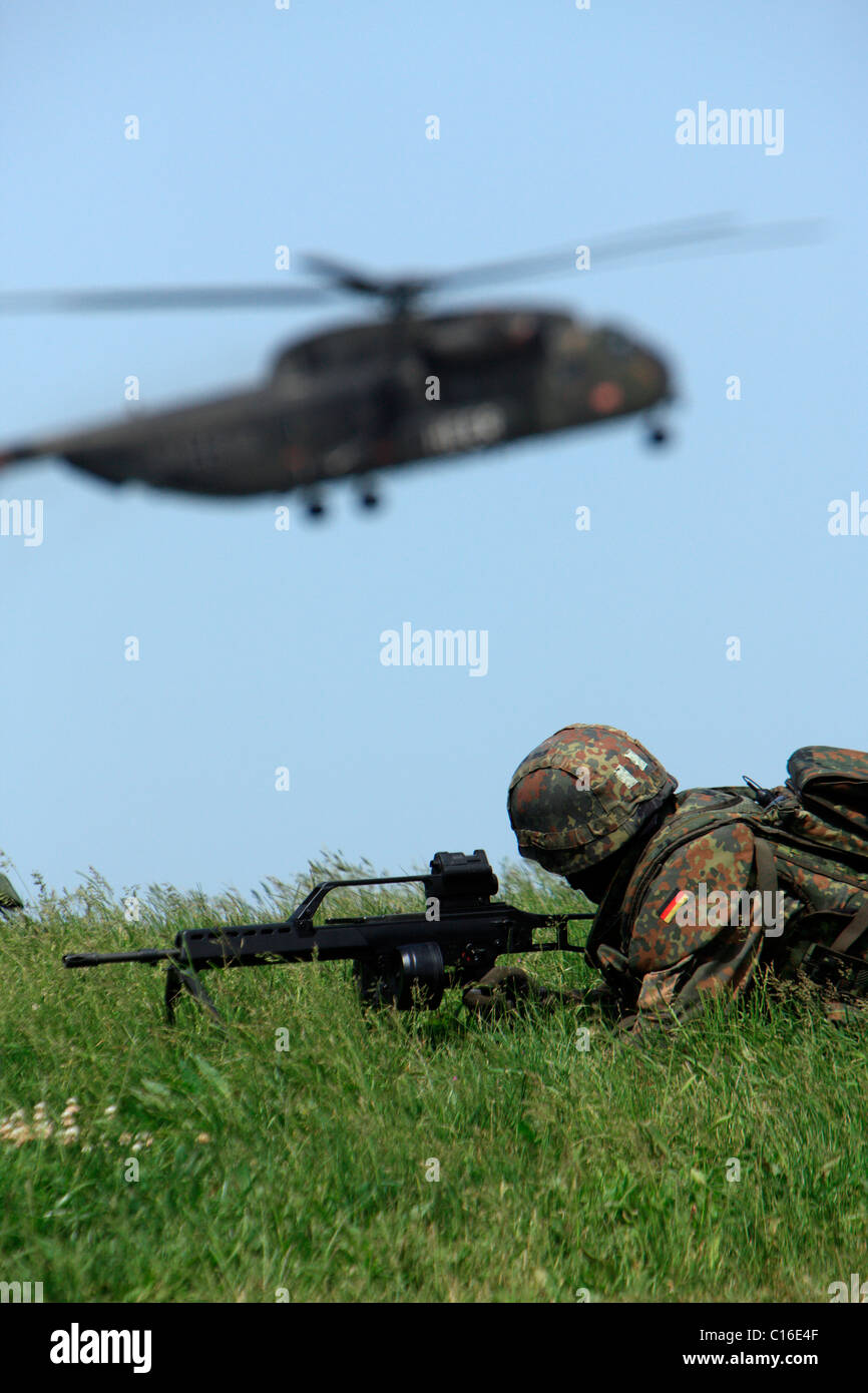 Budeswehr, German Federal Defense Force soldier, scout, in front of a helicopter in combat position, ILA 2008 Stock Photo