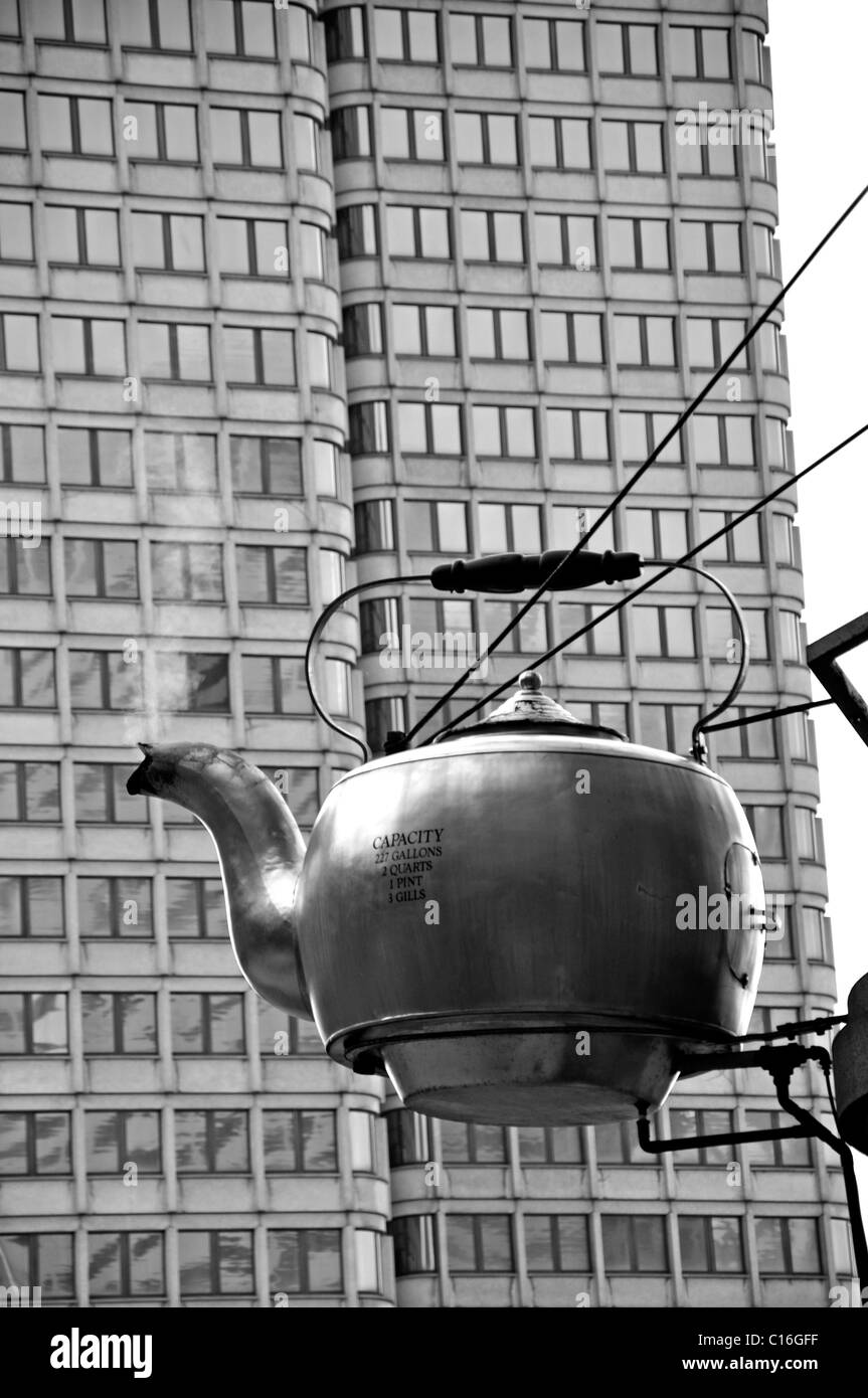Giant tea kettle hires stock photography and images Alamy