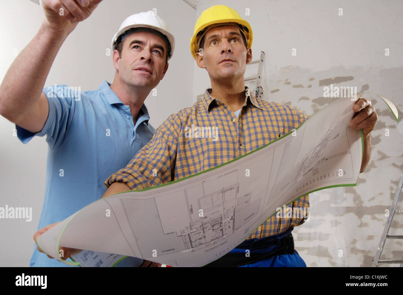 Workmen wearing hard hats hi-res stock photography and images - Alamy