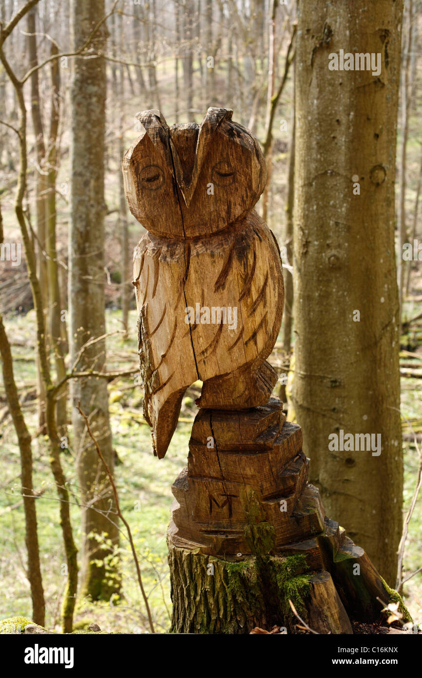 Artwork Owl carved from a standing tree, Eisgraben, Lange Rhoen Nature Reserve, Lower Franconia, Bavaria, Germany, Europe Stock Photo