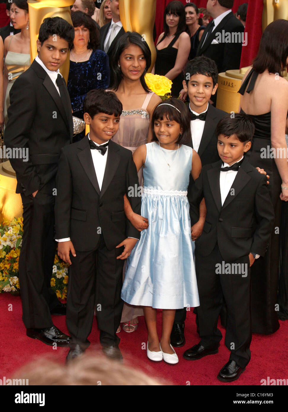 Cast of Slumdog Millionaire child actors Tanvi Ganesh (C, back row), Mohammed Azharuddin Ismail (L front), Rubina Ali Qweshi Stock Photo