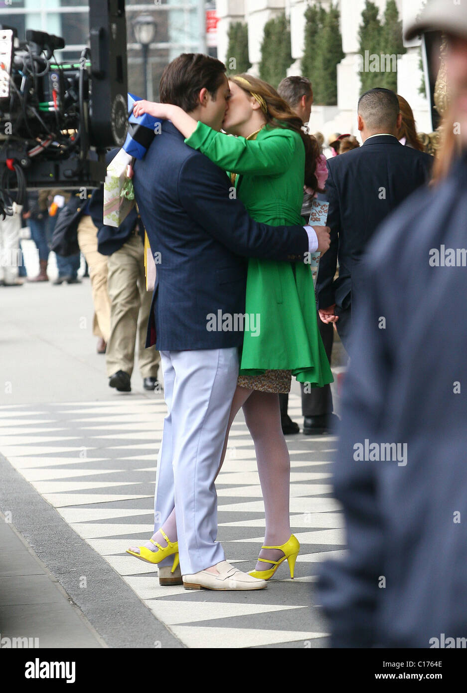 Leighton Meester and Ed Westwick filming a kissing scene Cast members on the set of 