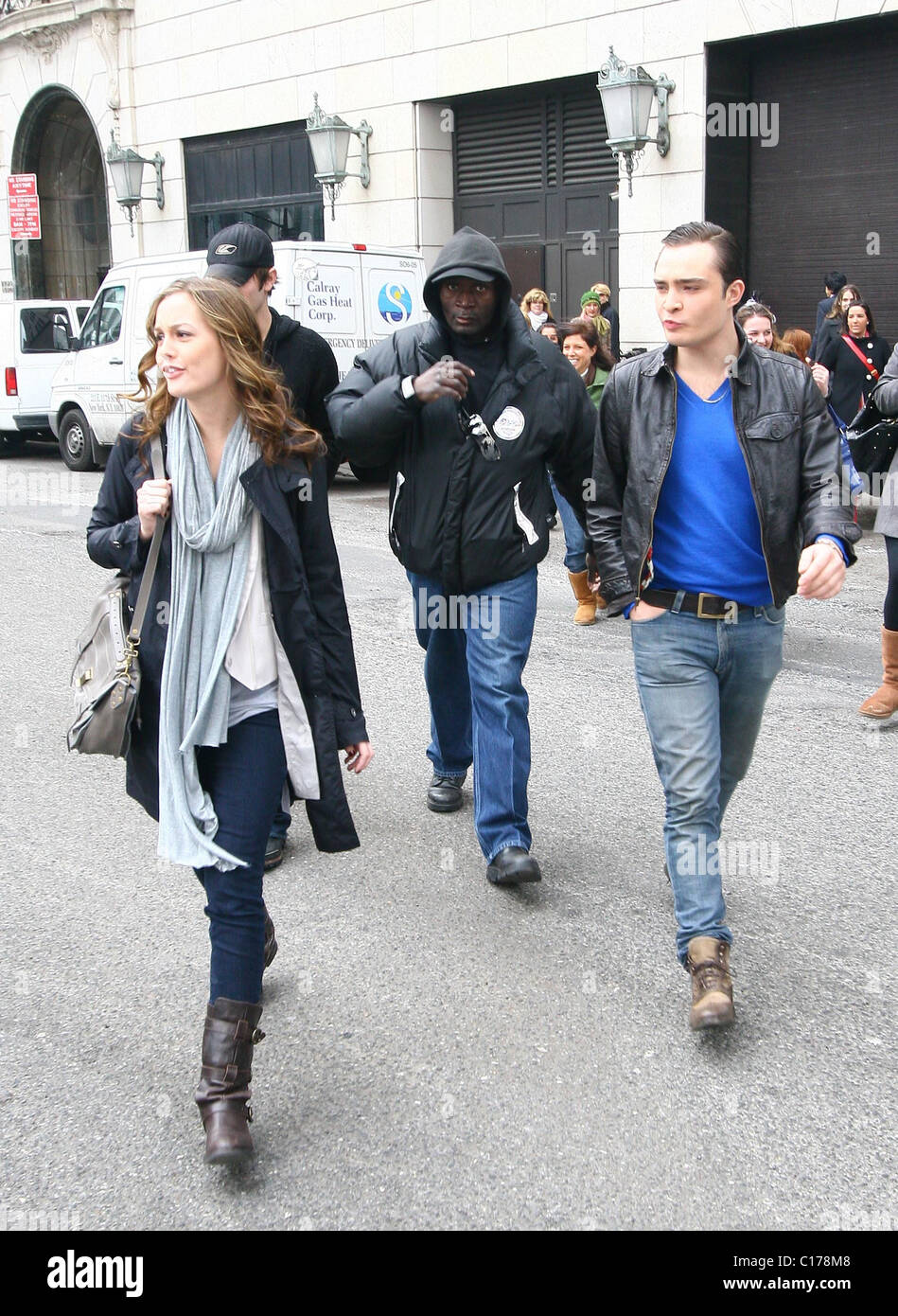 Leighton Meester and Ed Westwick Cast members on the set of 'Gossip Girl'  filming on location in Manhattan New York City, USA Stock Photo - Alamy, image size:949x1390