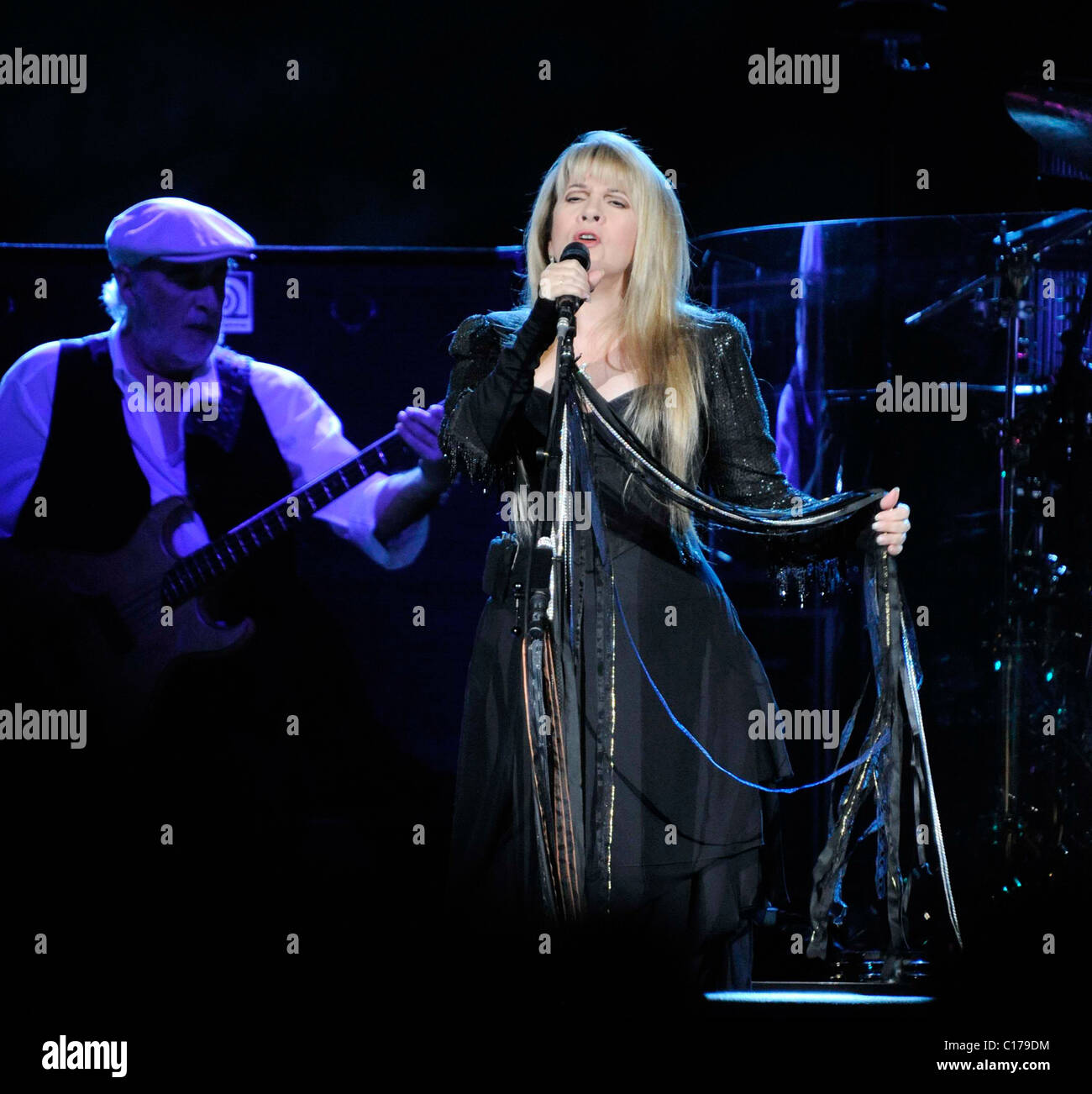 john-mcvie-stevie-nicks-performing-fleetwood-mac-band-unleashed-tour