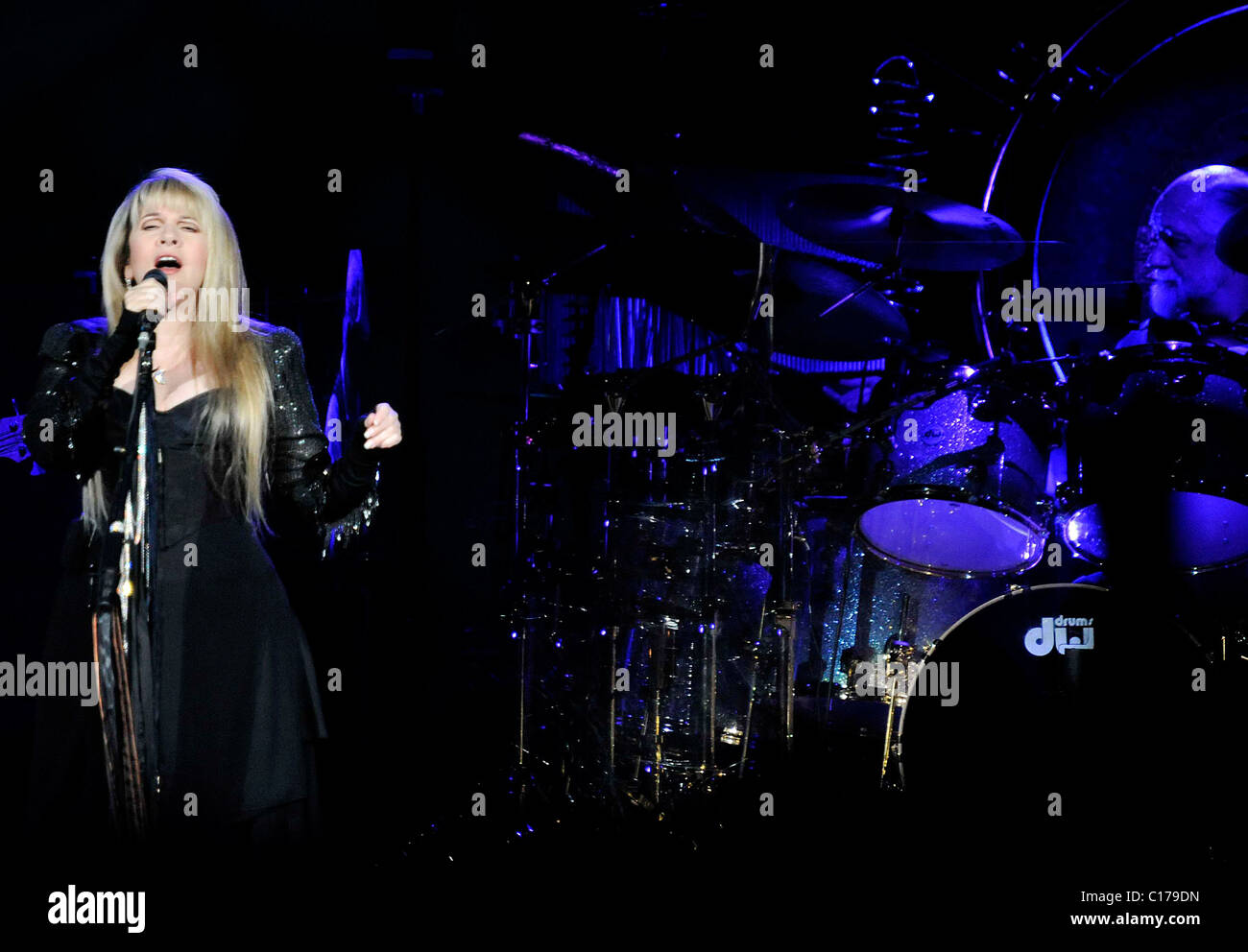 Steve Ricks Band Stevie Nicks performing Fleetwood Mac Band Unleashed Tour 2009 at Air ...