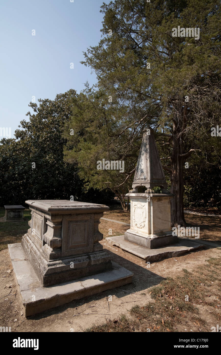 graveyard of Bruton Parish Church in historic Williamsburg VA USA Stock Photo