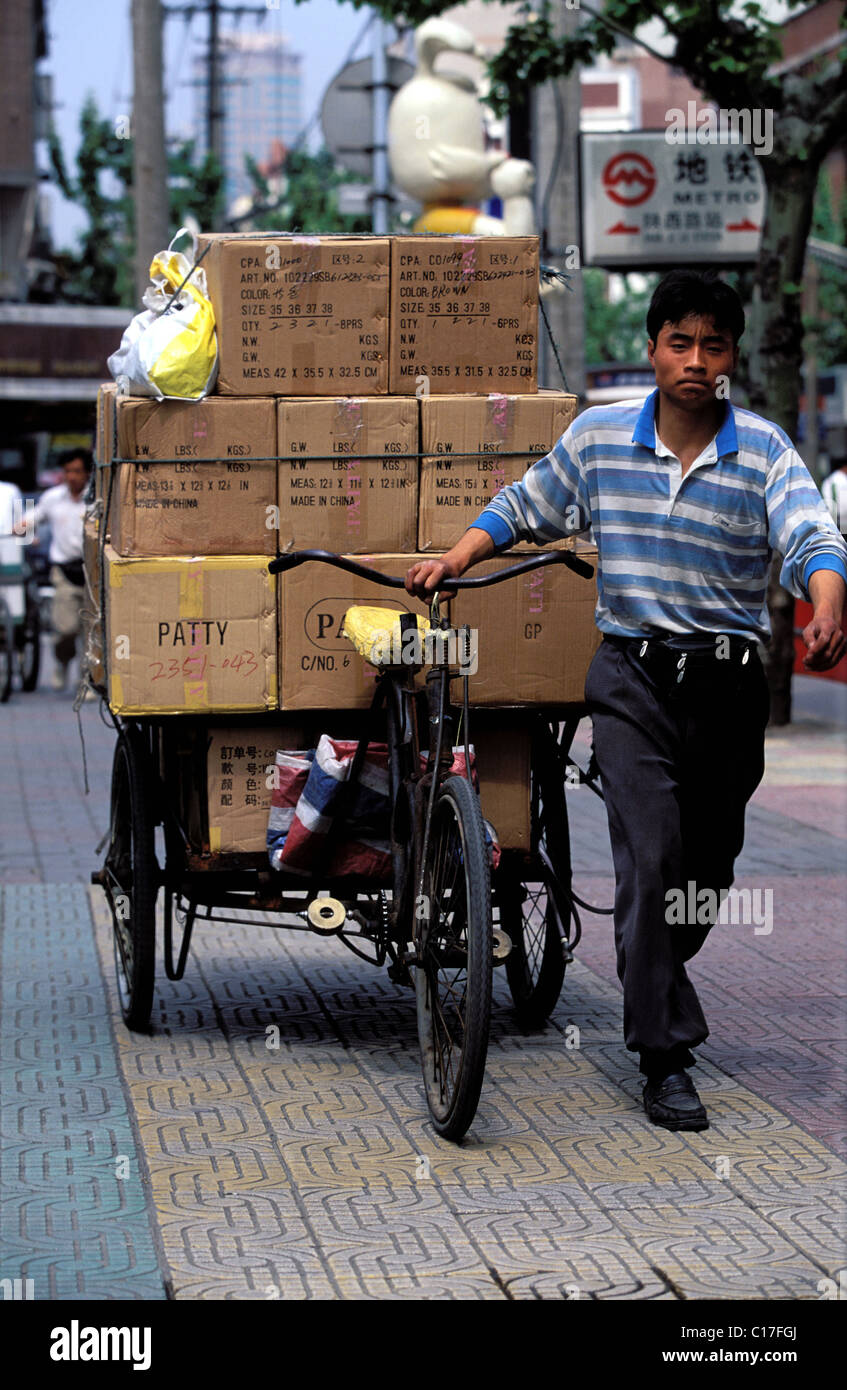 China, Shanghai, the tricycle stays the best mean of delivery accross