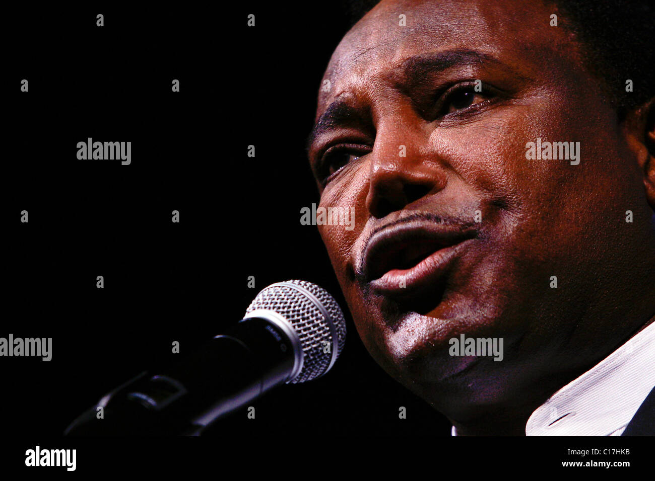 Benson performs as part of his 'An Tribute to Nat