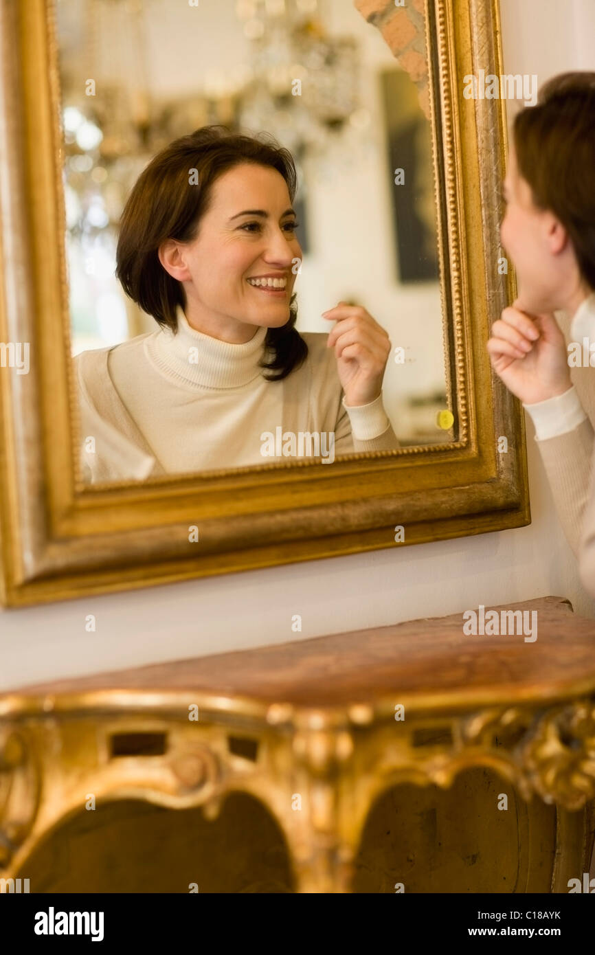 Женщина в зеркале роли. Женщина в зеркале. Женщина смотрит в зеркало. Привычка смотреться в зеркало. Взрослая женщина смотрит в зеркало.