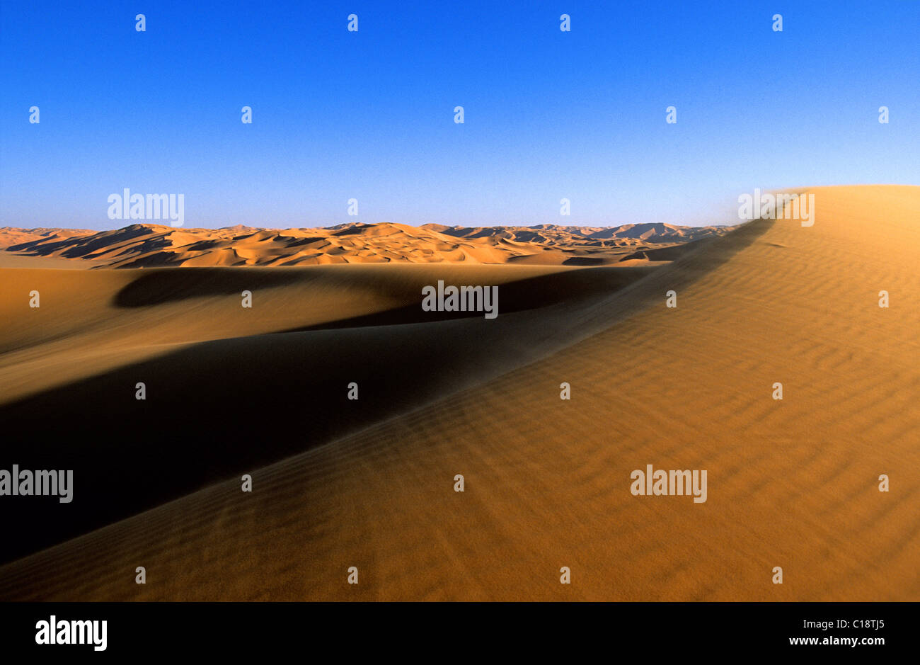 Libya, Fezzan (Sahara), Mourzouk Erg (Murzuq), wind of sand on the ridge of dunes Stock Photo