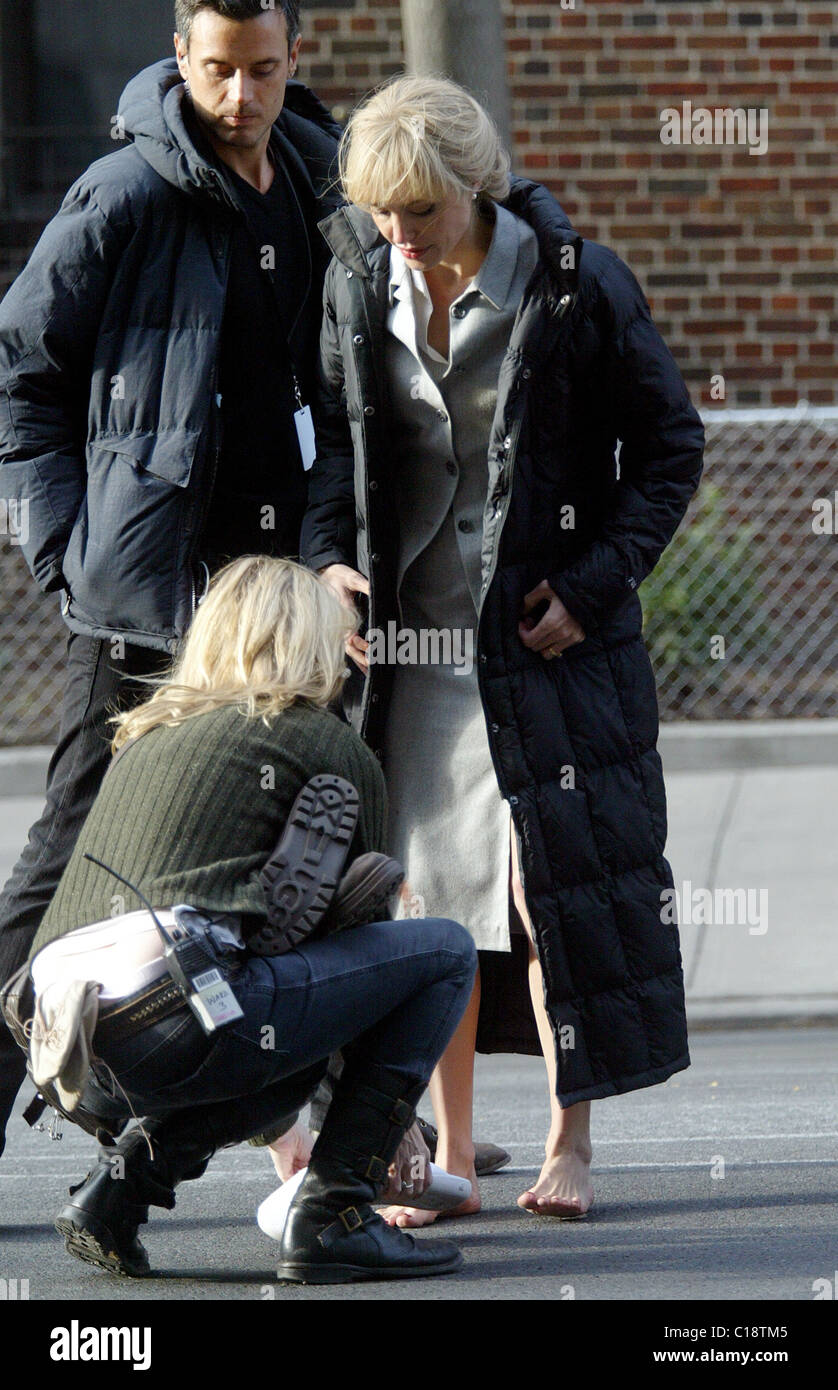 Angelina Jolie running barefoot with a bloody knee on the set of her  upcoming spy thriller 'Salt' New York City, USA - 13.03.09 Stock Photo -  Alamy